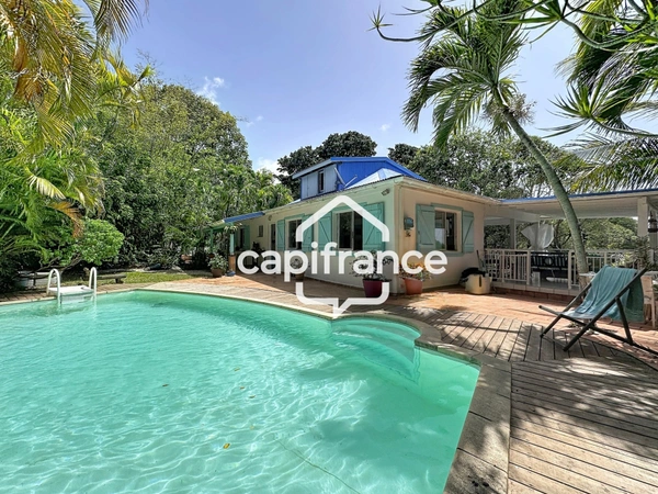 Magnifique villa à vendre 6 pièces, avec piscine dans un secteur très recherché à LE GOSIER (971)
