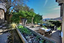 Maison de village avec jardin paysager