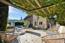 Maison de village avec jardin paysager