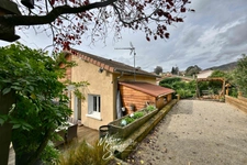 Maison de village avec jardin paysager