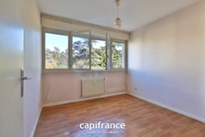 SAINTE FOY LES LYON - Bd de l'Europe- Appartement T3 de 68m² avec balcon, place de stationnement extérieure et cave 