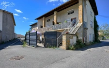 Appartement avec cour et stationnement privatif en campagne 