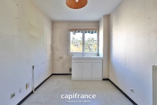 SAINTE FOY LES LYON - Bd de l'Europe- Appartement T3 de 68m² avec balcon, place de stationnement extérieure et cave 