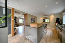 Maison de village avec jardin paysager