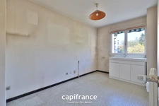 SAINTE FOY LES LYON - Bd de l'Europe- Appartement T3 de 68m² avec balcon, place de stationnement extérieure et cave 
