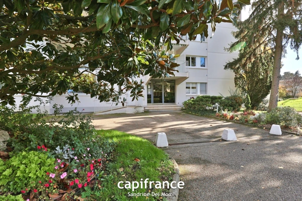 SAINTE FOY LES LYON - Bd de l'Europe- Appartement T3 de 68m² avec balcon, place de stationnement extérieure et cave 