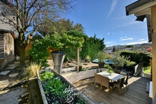 Maison de village avec jardin paysager