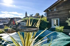 Maison de village avec jardin paysager