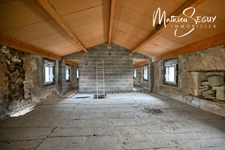 Sur les hauteurs de Thurins - Plateau de 100m² en duplex à aménager avec terrasse, 2 stationnements et 1 cave 