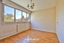 SAINTE FOY LES LYON - Bd de l'Europe- Appartement T3 de 68m² avec balcon, place de stationnement extérieure et cave 