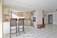 SAINT GENIS LES OLLIERES - Appartement T3 avec grande terrasse, garage et cave 