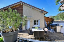 Maison de village avec jardin paysager