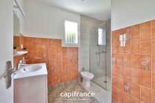 CHARBONNIERES LES BAINS - Maison de 77m² + sous-sol de 77m² édifiée sur une parcelle de 800m²