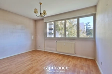 SAINTE FOY LES LYON - Bd de l'Europe- Appartement T3 de 68m² avec balcon, place de stationnement extérieure et cave 