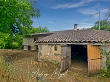 Maison en pierre au cœur de la nature, 109m², 3 chambres, garage et grande dépendance, au bord d'une rivière, terrain 1 hectare