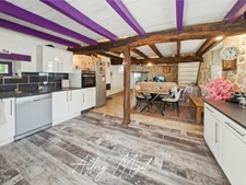 Maison en pierre au cœur de la nature, 109m², 3 chambres, garage et grande dépendance, au bord d'une rivière, terrain 1 hectare
