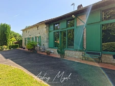 Propriété en pierre 8 pièces, 5 chambres, dépendances, piscine, terrain 7800m²