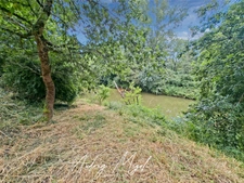 Maison en pierre au cœur de la nature, 109m², 3 chambres, garage et grande dépendance, au bord d'une rivière, terrain 1 hectare