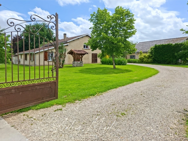Propriété en pierre avec maison, gîte, 245m², 7 chambres, piscine, 300m² de dépendances, parc de 2,5 hectares 