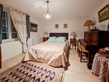 Propriété en pierre 8 pièces, 5 chambres, dépendances, piscine, terrain 7800m²