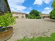 Propriété en pierre avec maison, gîte, 245m², 7 chambres, piscine, 300m² de dépendances, parc de 2,5 hectares 