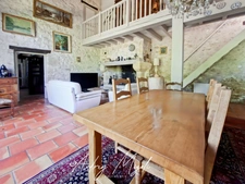 Propriété en pierre 8 pièces, 5 chambres, dépendances, piscine, terrain 7800m²