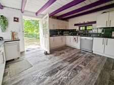 Maison en pierre au cœur de la nature, 109m², 3 chambres, garage et grande dépendance, au bord d'une rivière, terrain 1 hectare