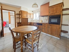 Maison de plain-pied de 90m², proche commerces, avec garage, terrain plat et clôturé