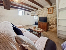 Maison en pierre au cœur de la nature, 109m², 3 chambres, garage et grande dépendance, au bord d'une rivière, terrain 1 hectare