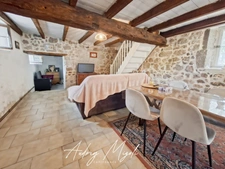 Maison en pierre au cœur de la nature, 109m², 3 chambres, garage et grande dépendance, au bord d'une rivière, terrain 1 hectare