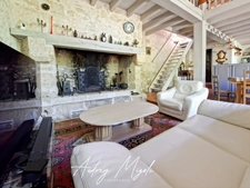 Propriété en pierre 8 pièces, 5 chambres, dépendances, piscine, terrain 7800m²