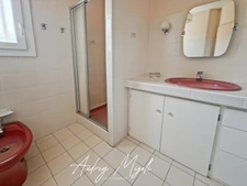 Maison de plain-pied de 90m², proche commerces, avec garage, terrain plat et clôturé