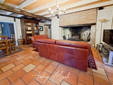 Propriété en pierre 8 pièces, 5 chambres, dépendances, piscine, terrain 7800m²
