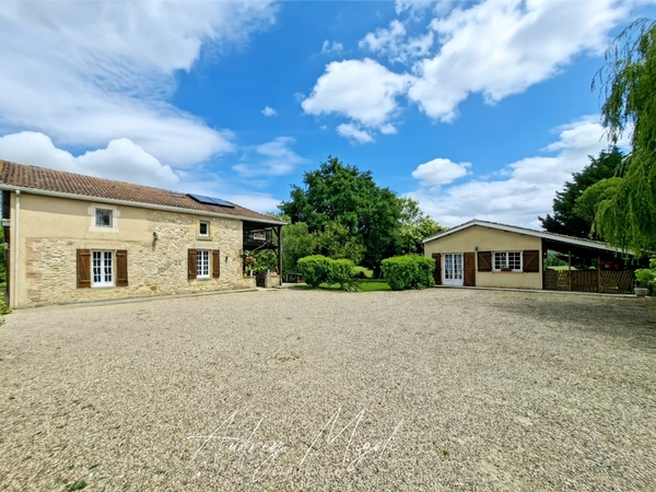 Propriété en pierre avec maison, gîte, 245m², 7 chambres, piscine, 300m² de dépendances, parc de 2,5 hectares 