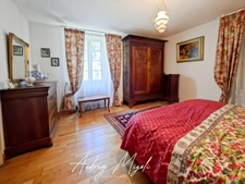 Propriété en pierre 8 pièces, 5 chambres, dépendances, piscine, terrain 7800m²