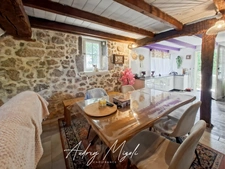 Maison en pierre au cœur de la nature, 109m², 3 chambres, garage et grande dépendance, au bord d'une rivière, terrain 1 hectare