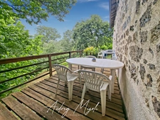 Maison en pierre au cœur de la nature, 109m², 3 chambres, garage et grande dépendance, au bord d'une rivière, terrain 1 hectare