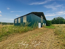 Maison en pierre au cœur de la nature, 109m², 3 chambres, garage et grande dépendance, au bord d'une rivière, terrain 1 hectare
