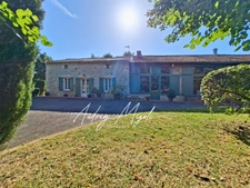 Propriété en pierre 8 pièces, 5 chambres, dépendances, piscine, terrain 7800m²