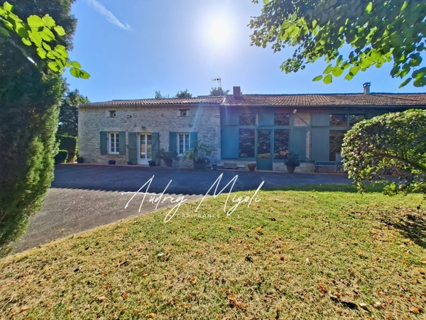 Propriété en pierre 8 pièces, 5 chambres, dépendances, piscine, terrain 7800m²
