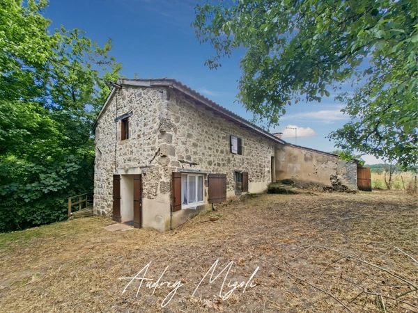 Maison en pierre au cœur de la nature, 109m², 3 chambres, garage et grande dépendance, au bord d'une rivière, terrain 1 hectare
