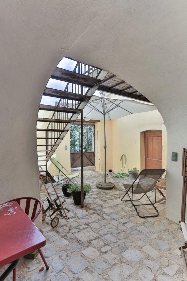 Maison de caractère, rénovée, avec cour et terrasse – Village prisé du Gard