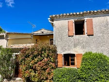 Maison de caractère, rénovée, avec cour et terrasse – Village prisé du Gard