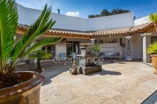 Villa contemporaine de plain-pied – piscine, patio et terrain de 2 250 m² – à 10 min d’Uzès