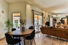 Villa contemporaine de plain-pied – piscine, patio et terrain de 2 250 m² – à 10 min d’Uzès