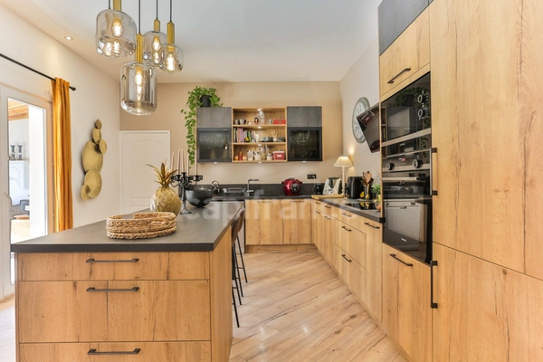 Villa contemporaine de plain-pied – piscine, patio et terrain de 2 250 m² – à 10 min d’Uzès