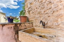 Maison de village avec atelier et terrasse au cœur de Collias