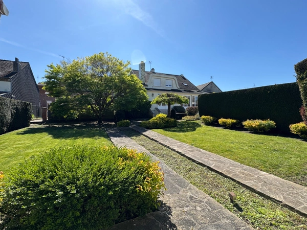 🏡 Élégante maison semi-individuelle – Centre-ville de Fourmies – 159 m² – Jardin arboré – Garage 45 m²