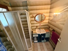 MAISON INDIVIDUELLE – TERRAIN DE 607 M² – GARAGES – PISCINABLE – POSSIBILITÉS D’AGRANDISSEMENT ET DE SURÉLÉVATIONPEROLS (34)