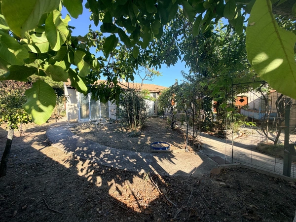 MAISON INDIVIDUELLE – TERRAIN DE 607 M² – GARAGES – PISCINABLE – POSSIBILITÉS D’AGRANDISSEMENT ET DE SURÉLÉVATION PEROLS (34)